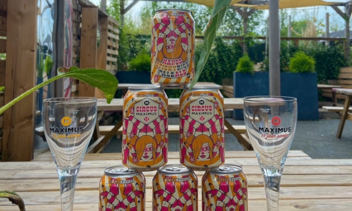 Mango Sticky Rice blikjes en bierglazen